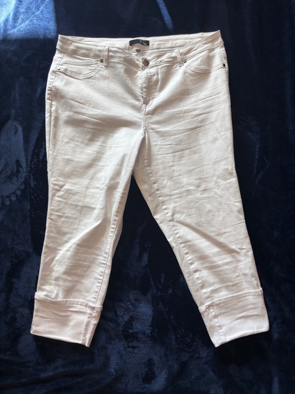 1822 Denim White Capris